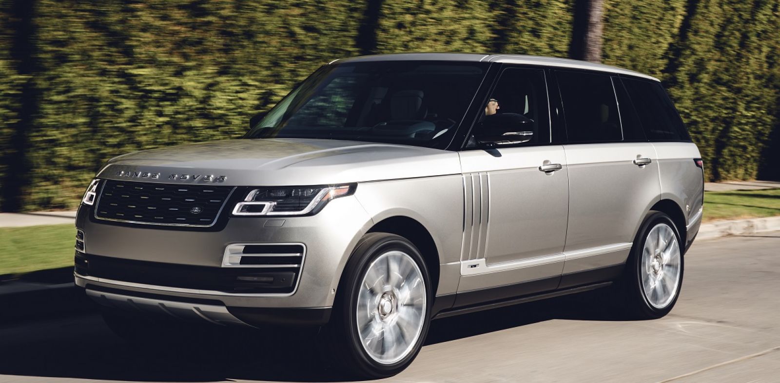 Range Rover được trang bị tính năng Kiểm soát hành trình thích ứng với chế độ Dừng & Khởi động