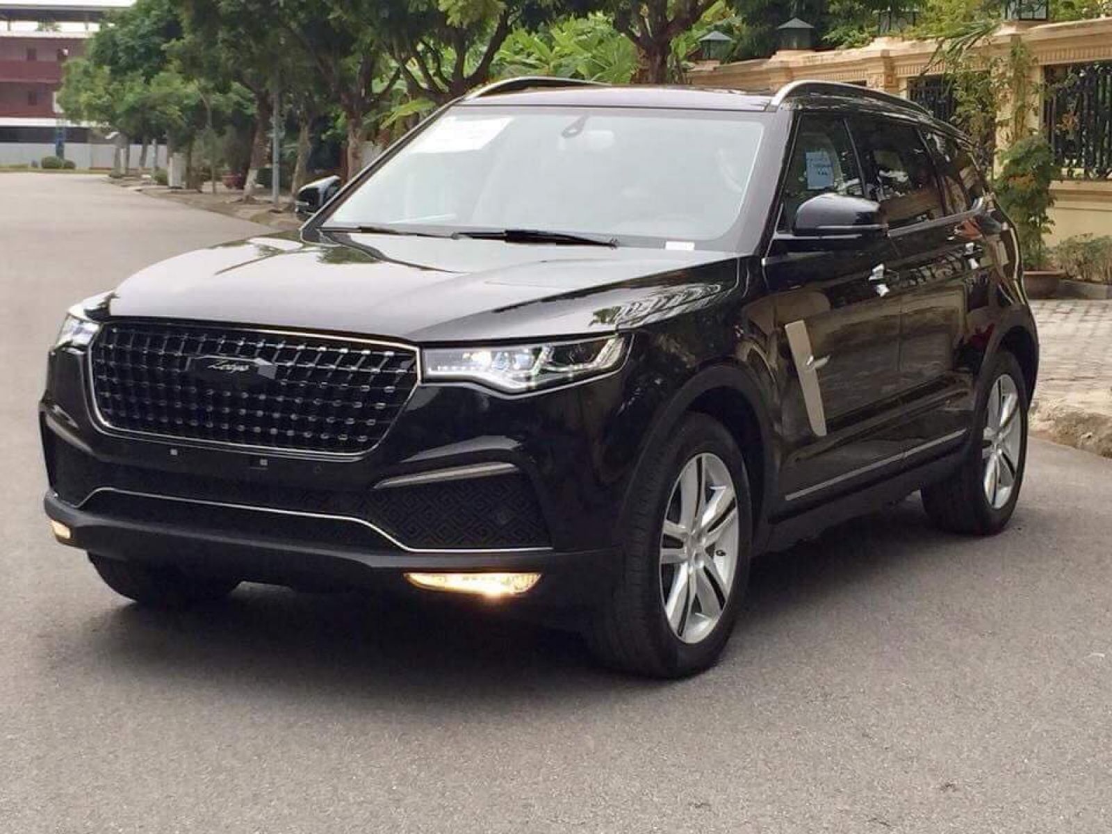 Zotye Z8 là mẫu xe SUV đang dành được nhiều sự quan tâm người tiêu dùng Việt nhờ giá rẻ và thiết kế bắt mắt
