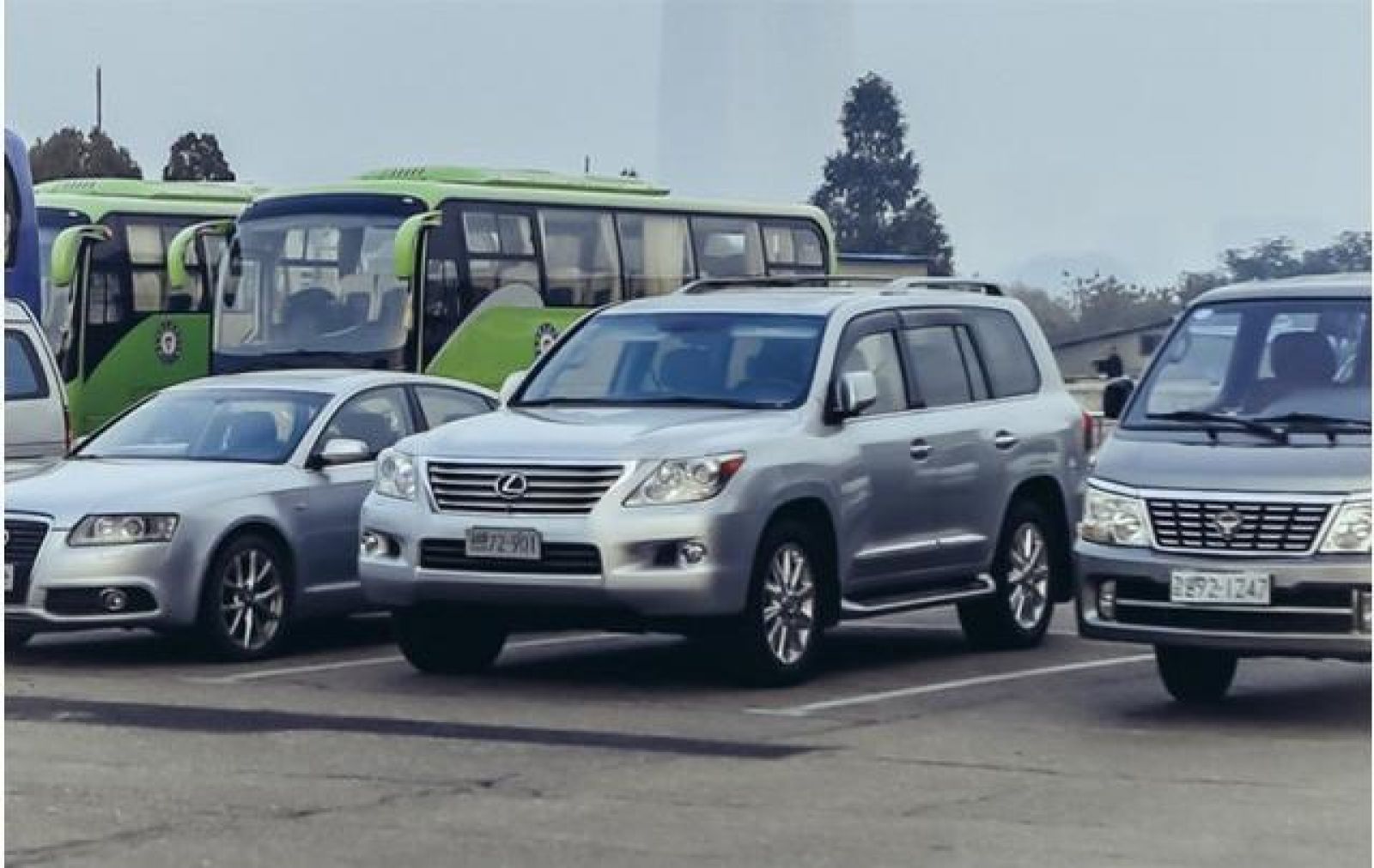 Hai chiếc Audi và Lexus đứng giữa những chiếc xe cũ