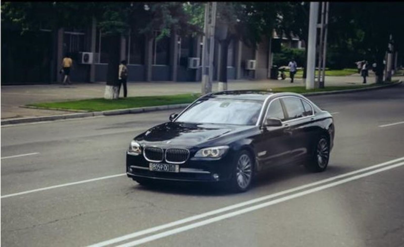 Một chiếc sedan cao cấp BMW 750 Li 2011 từng có giá tới cả trăm nghìn USD