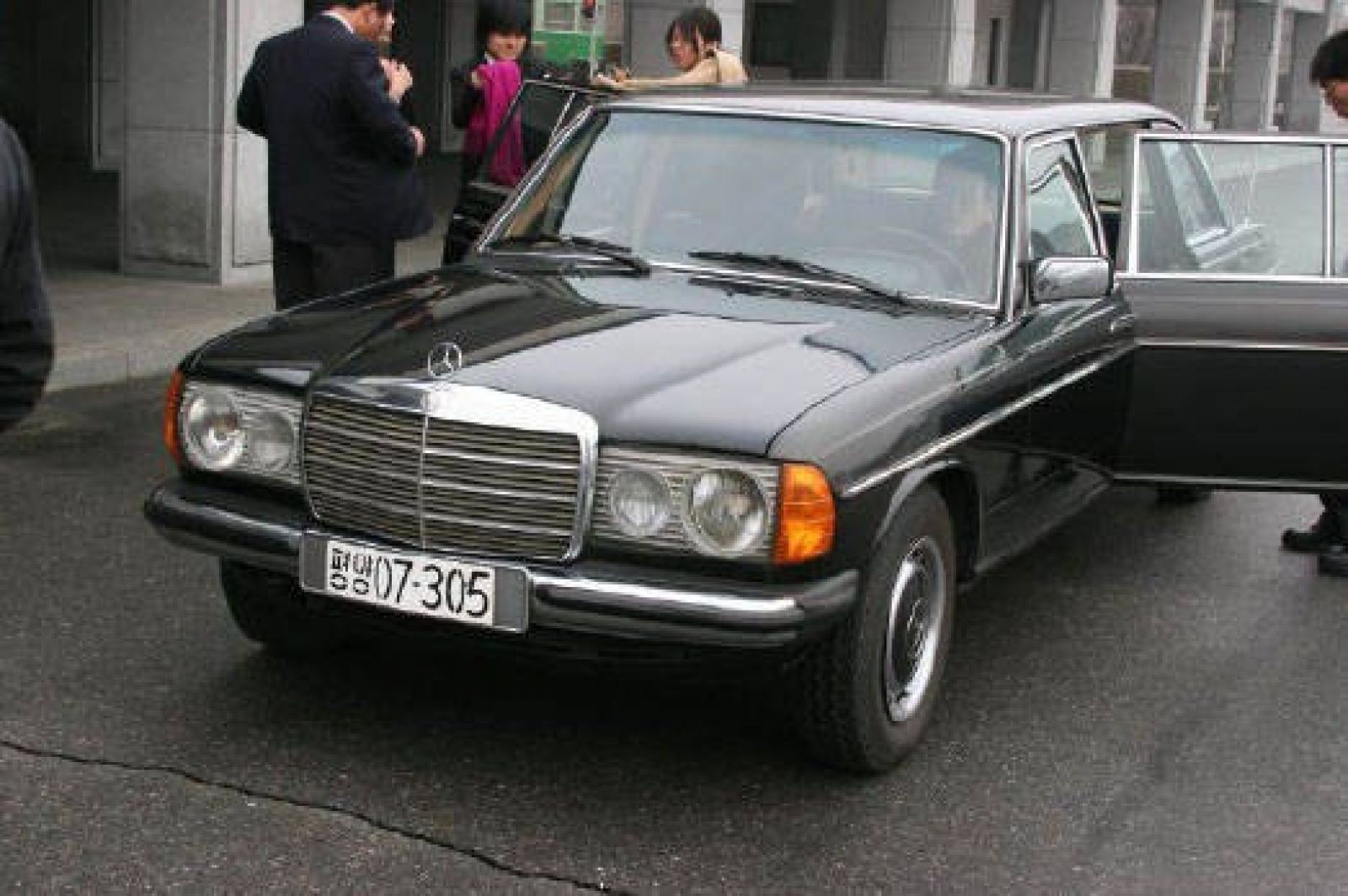 Một gia đình khá giả tại Triều Tiên sở hữu 1 chiếc Mercedes-Benz đời cũ
