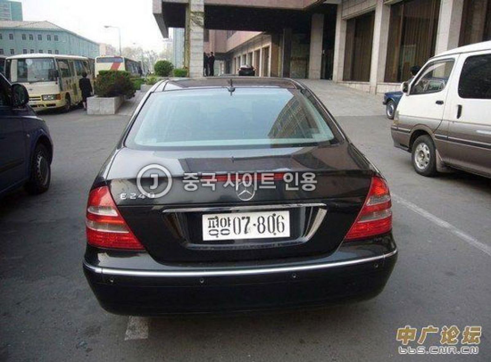 Một chiếc Mercedes-Benz E240 2004