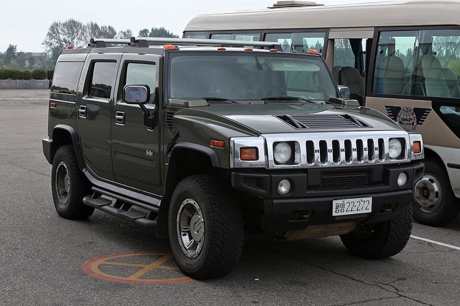 Mẫu xe SUV Hummer hiếm hoi cũng bị bắt gặp ở đây