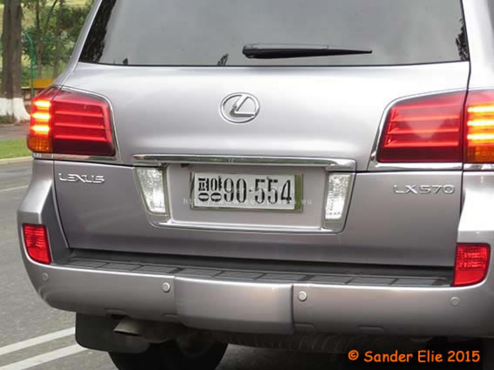 Ở Triều Tiên, chỉ có khoảng 5 chiếc Lexus LX 570 đang lăn bánh