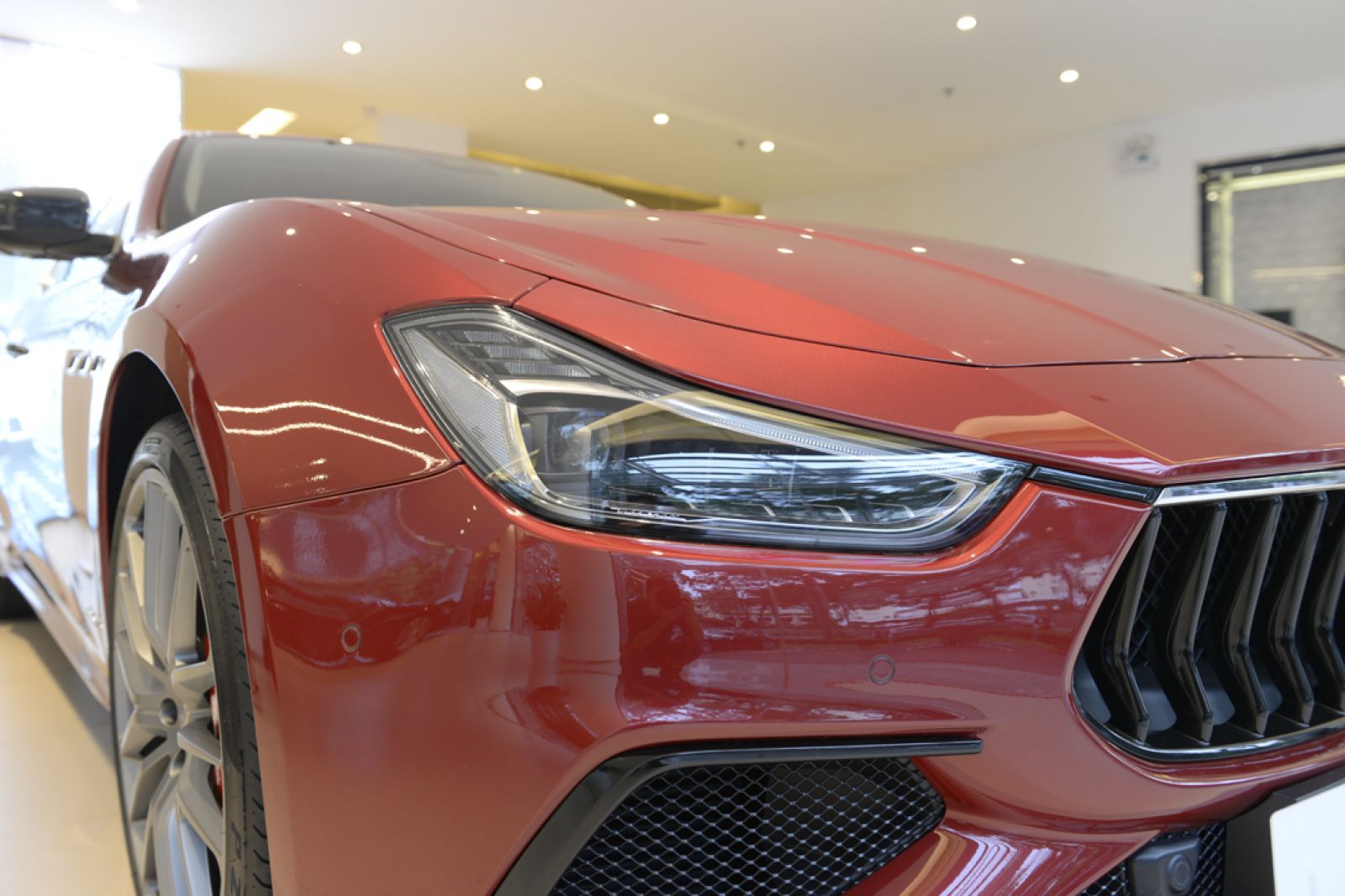Maserati Ghibli GranSport 2018 được trang bị đèn pha LED thích ứng