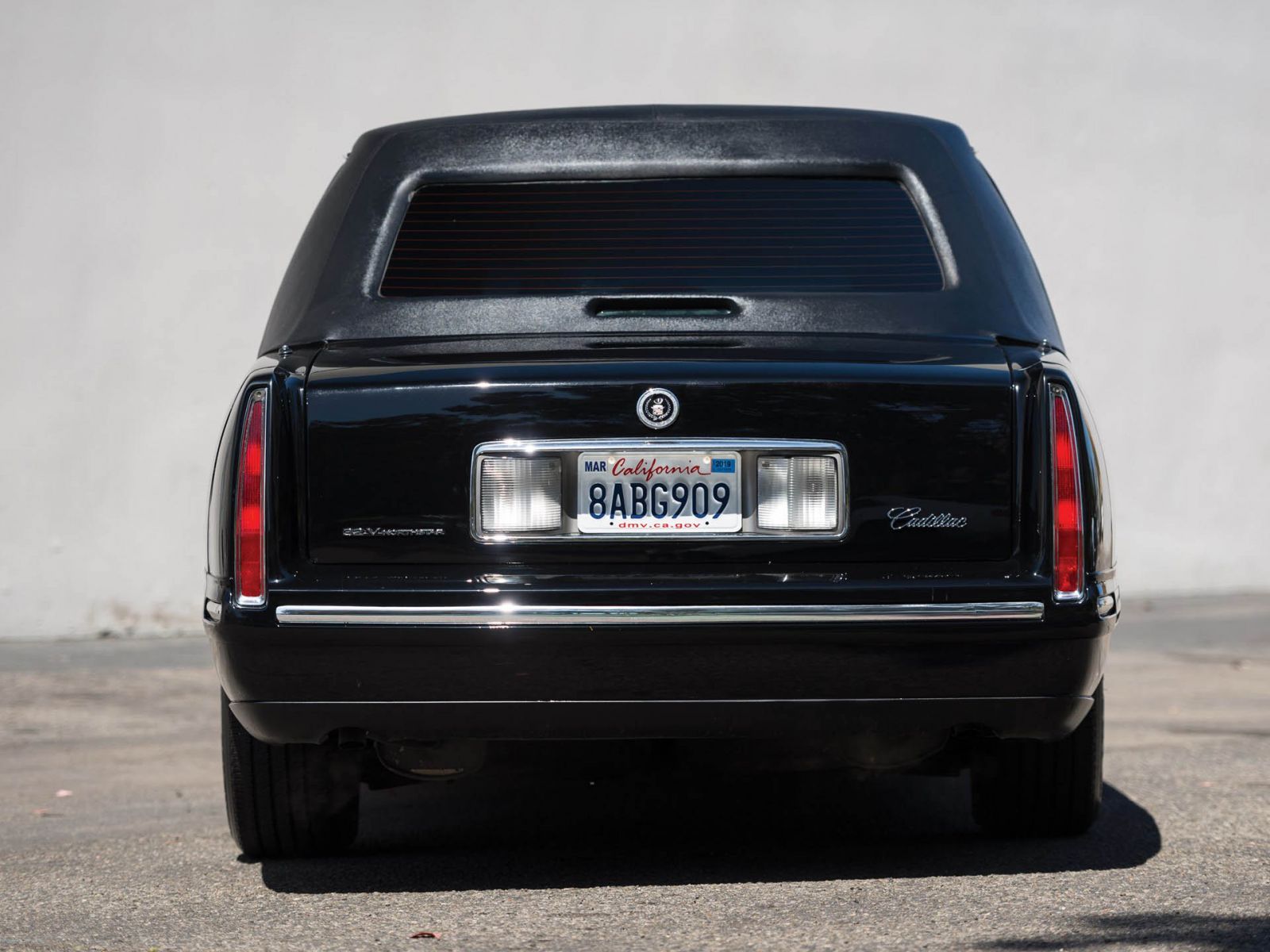 Phía sau xe limousine Cadillac DeVille 1999