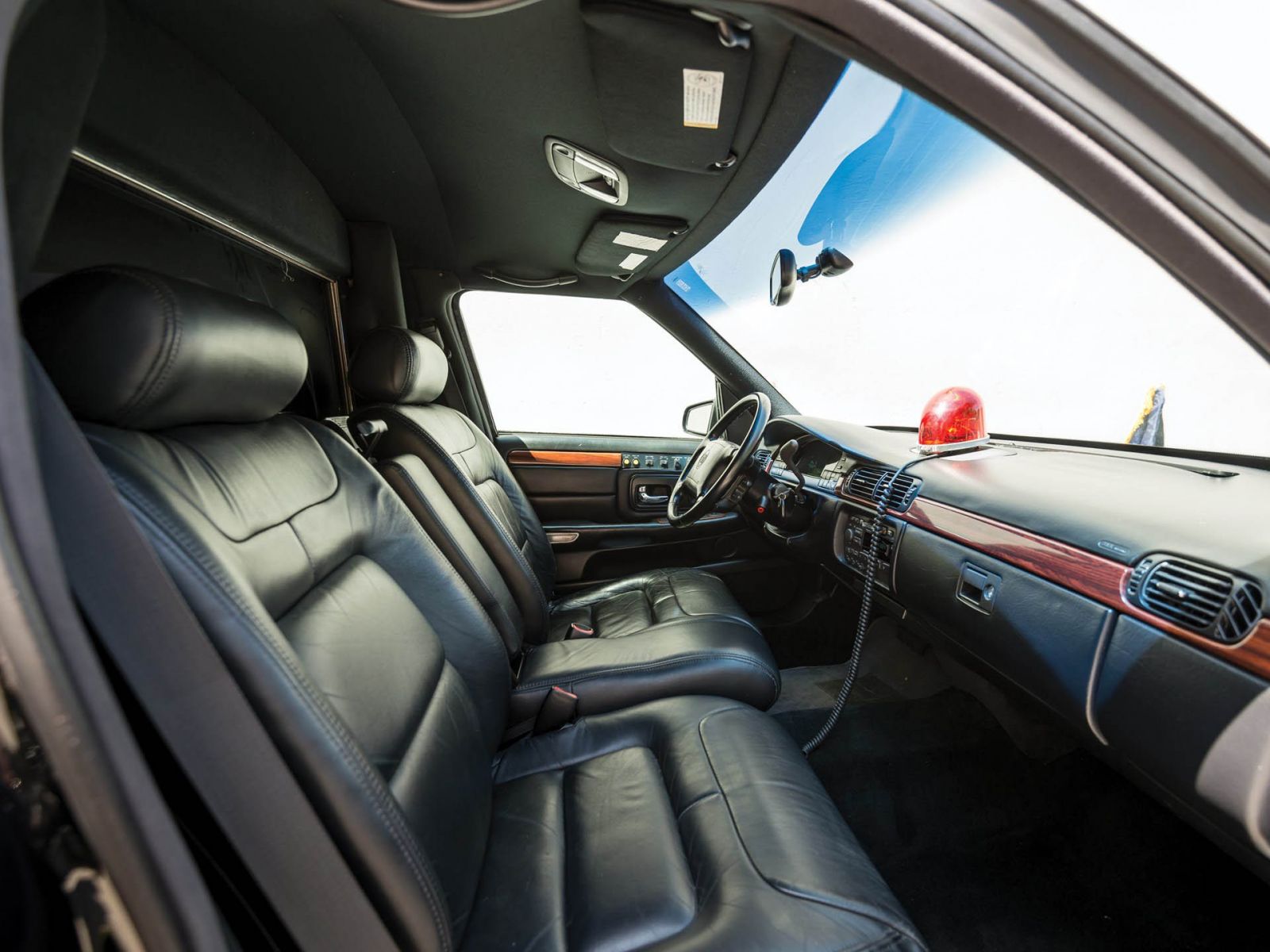 Hàng ghế trước của xe limousine Cadillac DeVille 1999
