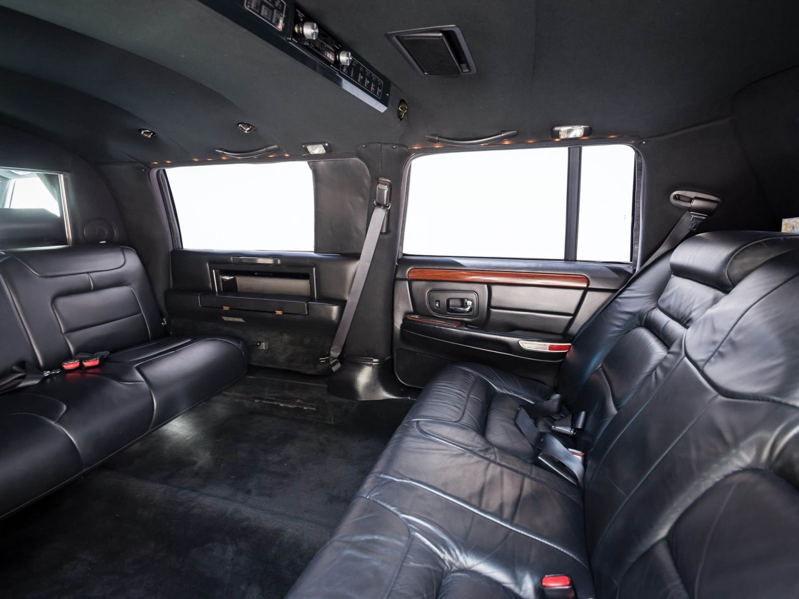 Nội thất của xe limousine Cadillac DeVille 1999 không khác gì xe Tổng thống "xịn"