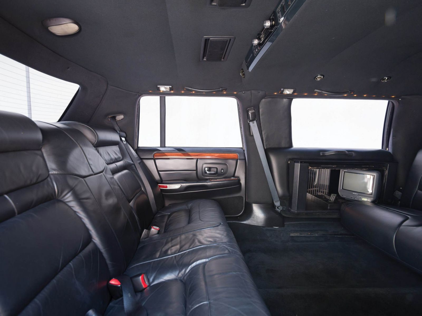 Nội thất bên trong của xe limousine Cadillac DeVille 1999
