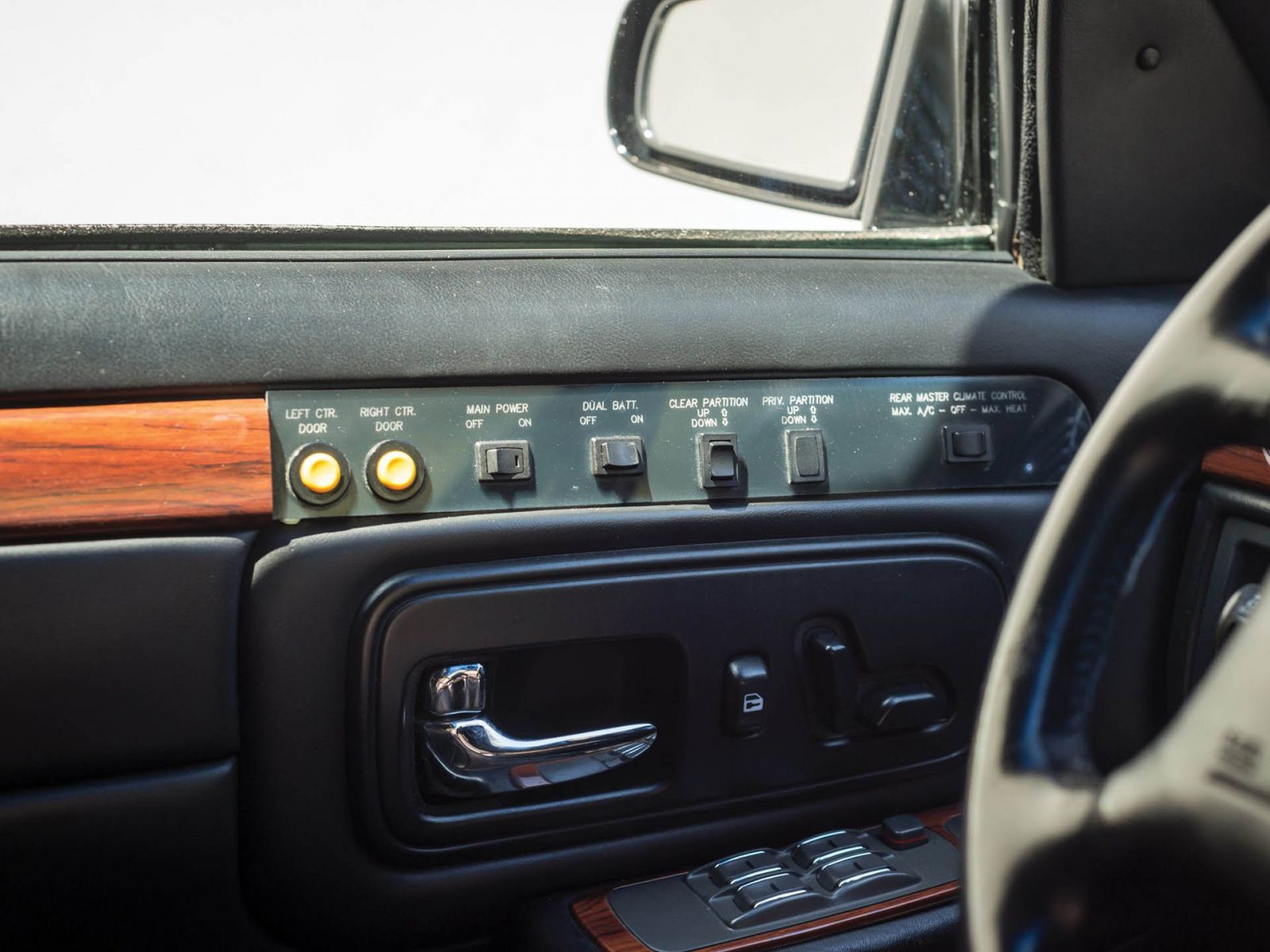 Các nút chỉnh cửa, ghế ở vị trí lái xe limousine Cadillac DeVille 1999