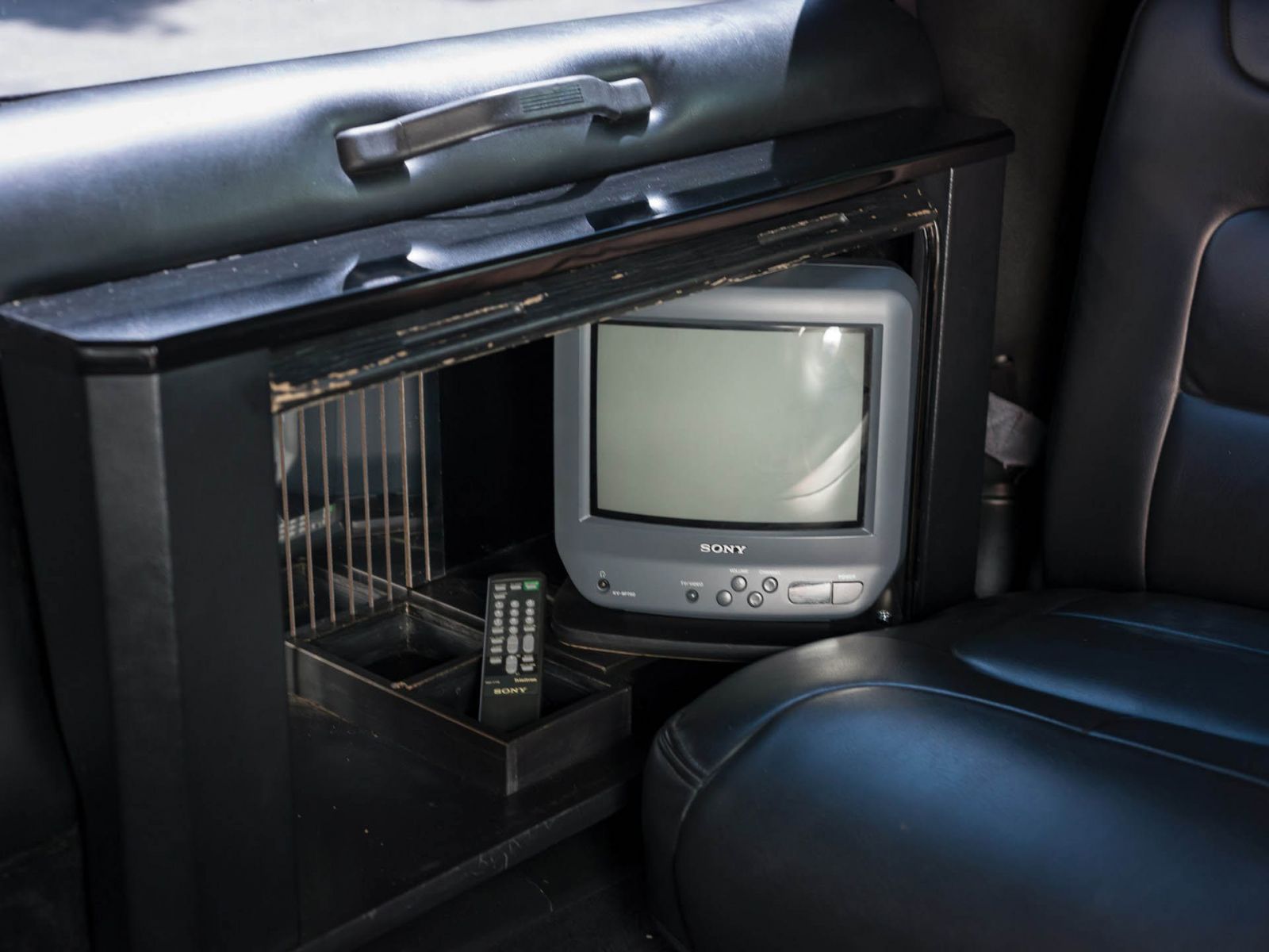 Hệ thống giải trí những năm 2000 trên xe limousine Cadillac DeVille 1999