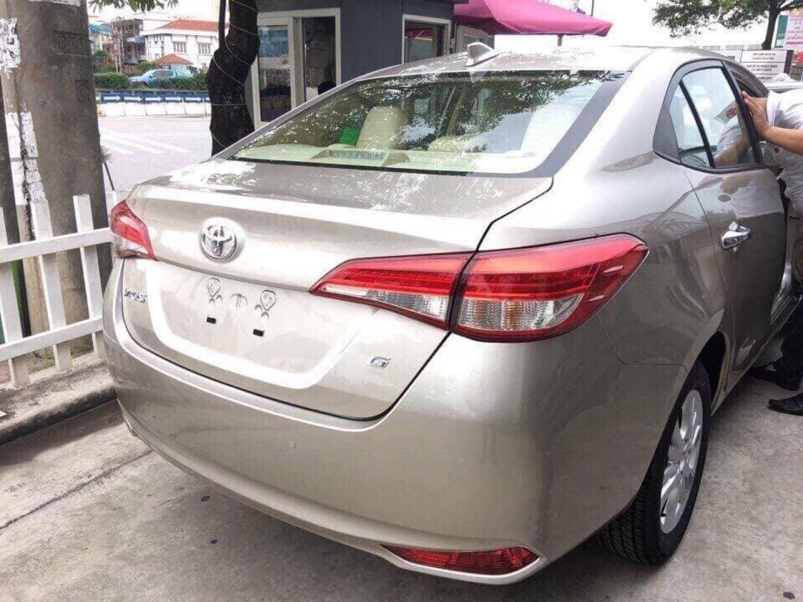 Phía sau xe Toyota Vios 2018