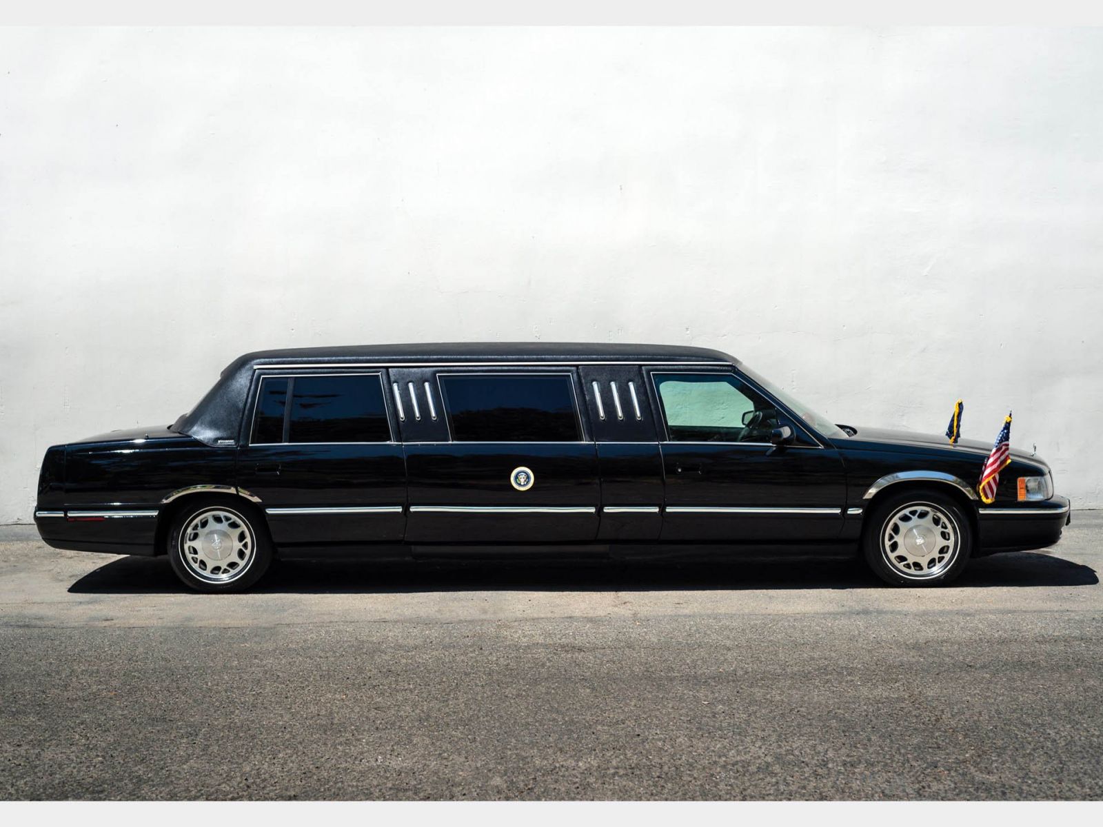 xe limousine Cadillac DeVille 1999 nhìn từ phía bên hông