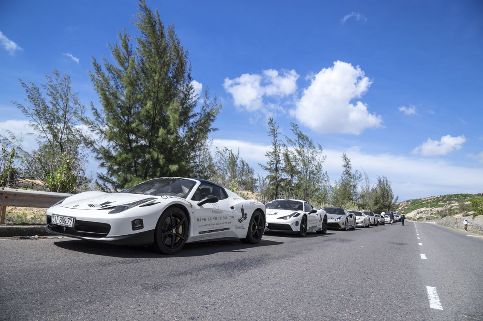Siêu xe Ferrari 488 Spider vẫn dẫn đầu hành trình
