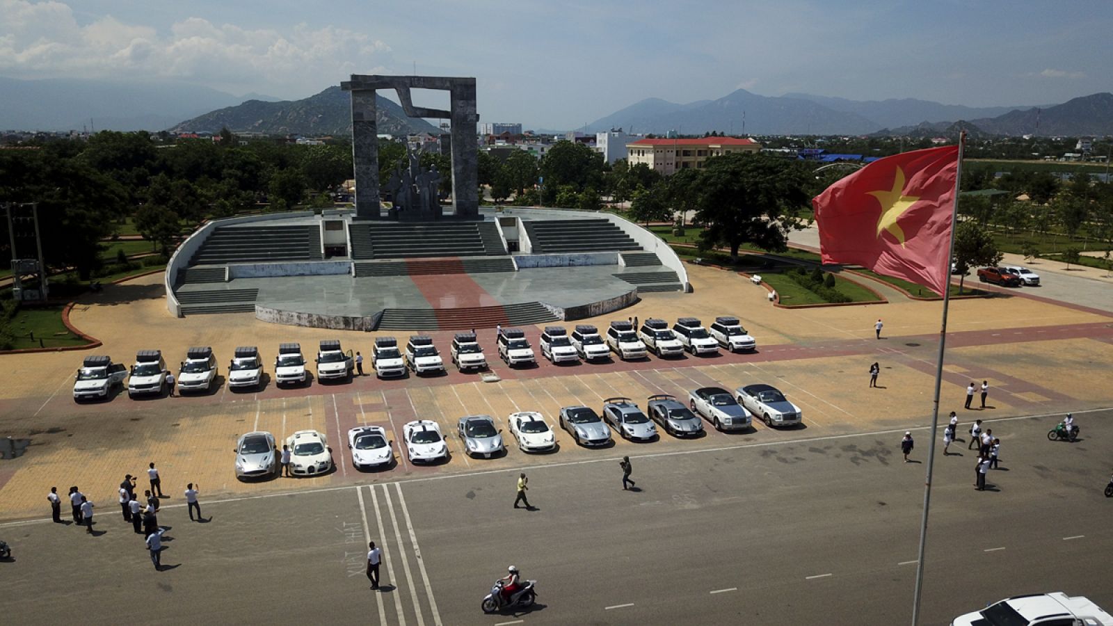 Đoàn xe dừng chân tại Quảng trường 16/4 tại Phan Rang, Ninh Thuận