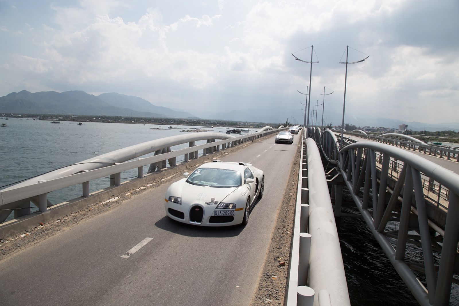 Siêu xe Bugatti Veyron luôn nổi bật giữa dàn siêu xe