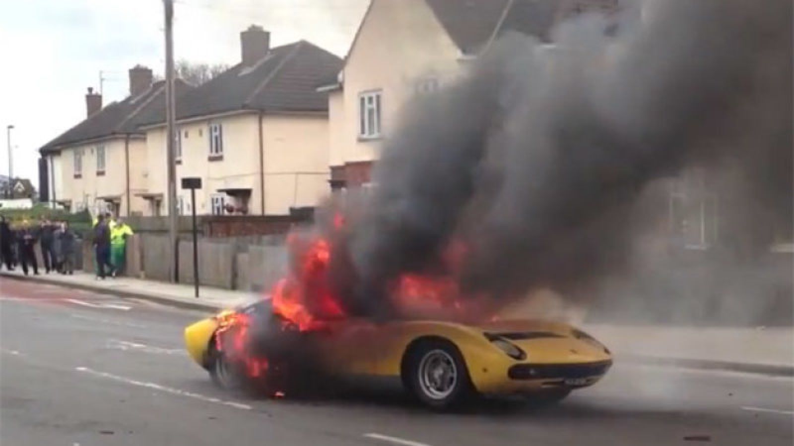 Siêu xe Lamborghini Miura Jota cháy do đặt bình xăng ở 2 bên cánh cửa