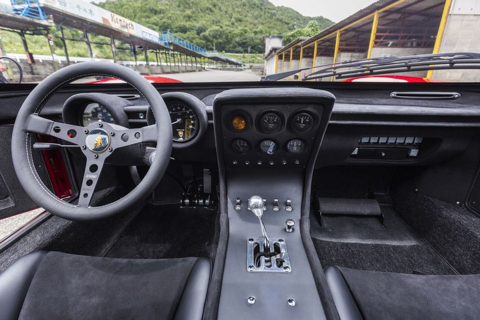 Cabin siêu xe Lamborghini Miura Jota SVJ