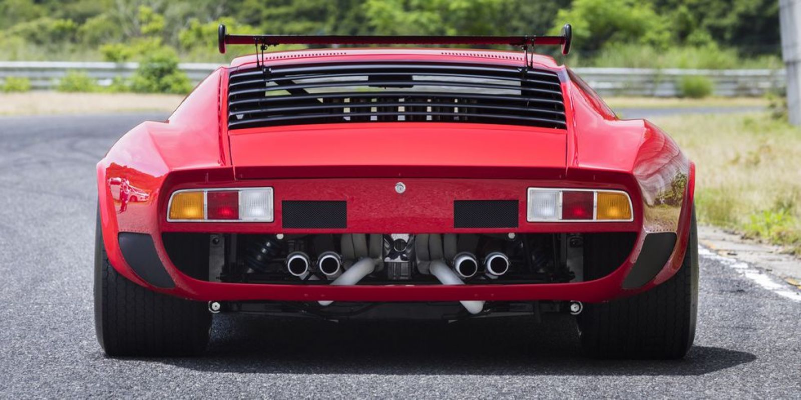 Phía sau siêu xe Lamborghini Miura Jota SVJ