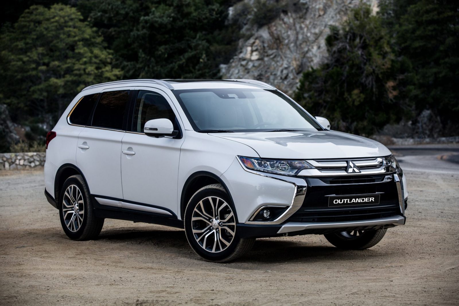 Giá bán xe Mitsubishi Outlander giảm tới 51 triệu đồng