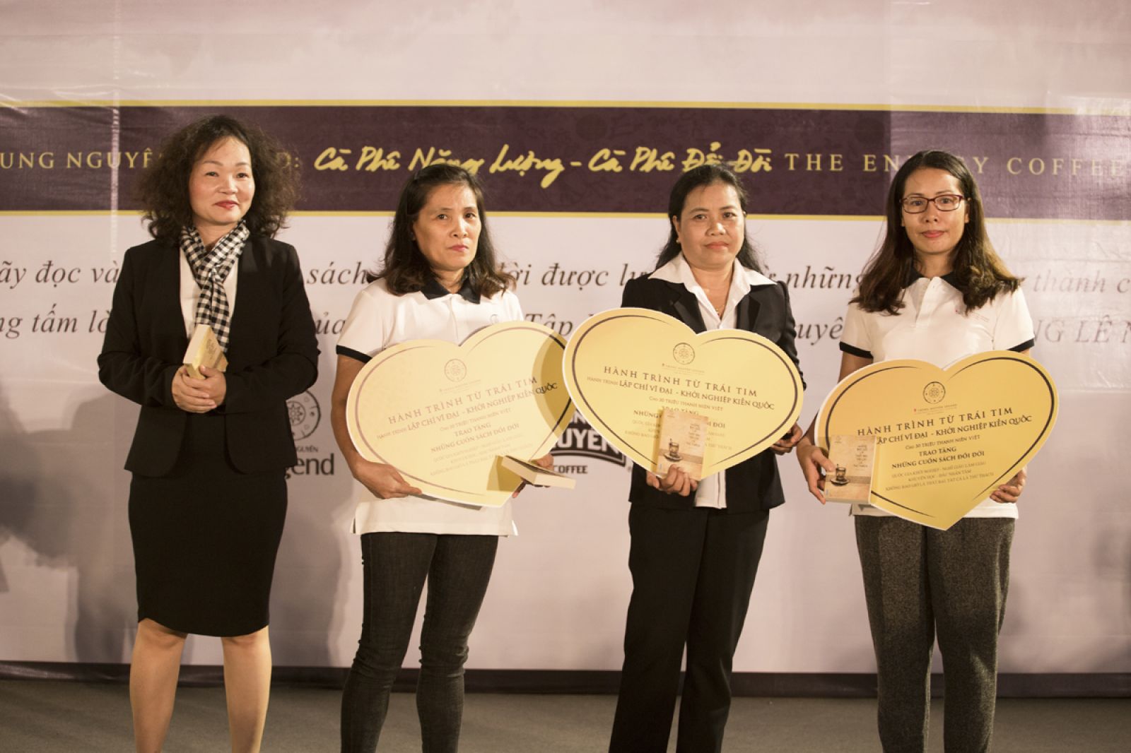 Đại diện Trung Nguyên tặng sách cho đại diện các cơ quan tại Nha Trang