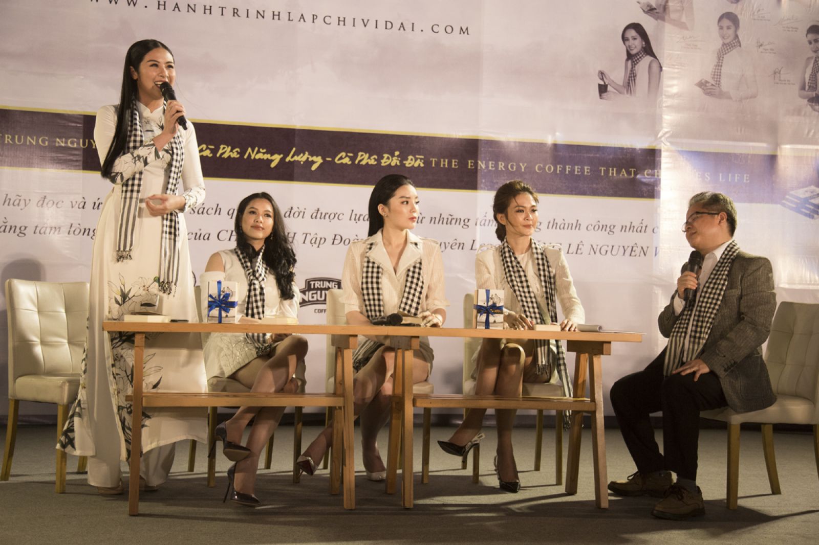 Các hoa hậu phát biểu tại lễ kí tặng sách trong "Hành trình tới trái tim"
