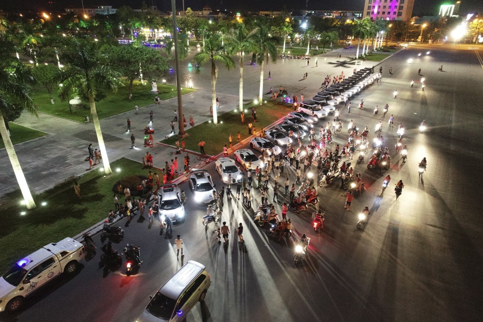 Dàn siêu xe xếp hành vào buổi tối tại Quy Nhơn