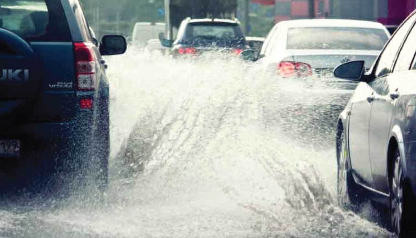 Lái xe cũng nên tắt điều hoà (nút A/C) và bật chế độ sấy kính