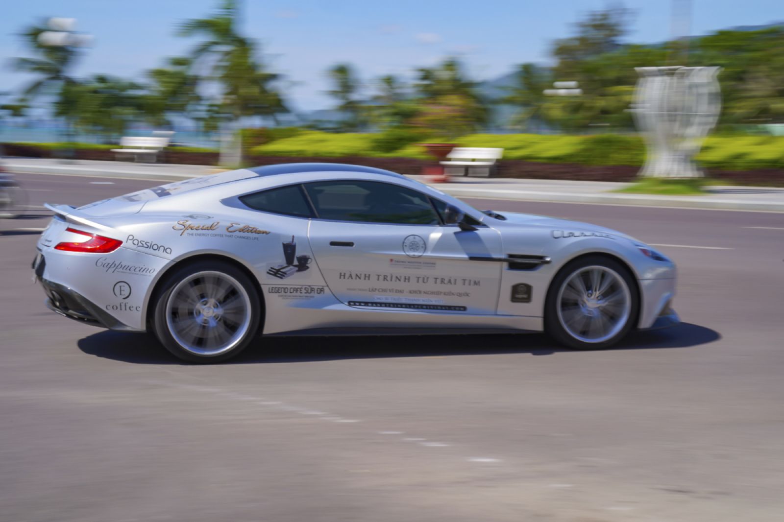 Siêu xe Aston Martin Vanquish