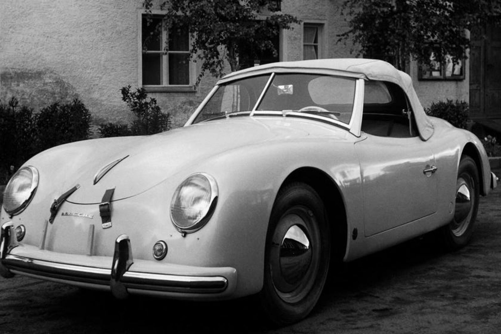 Xe Porsche 356 America Roadster là chiếc xe cổ được nhiều nhà sưu tập săn đón