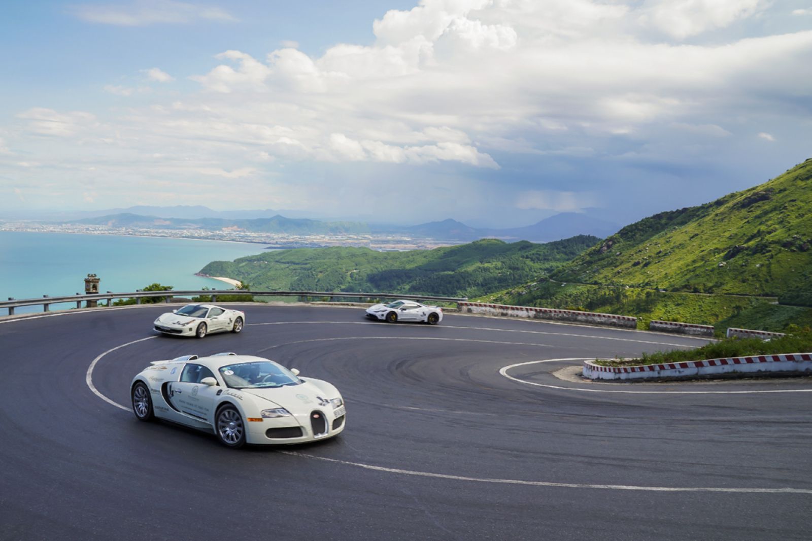 Siêu xe Bugatti Veyron vượt đèo Hải Vân