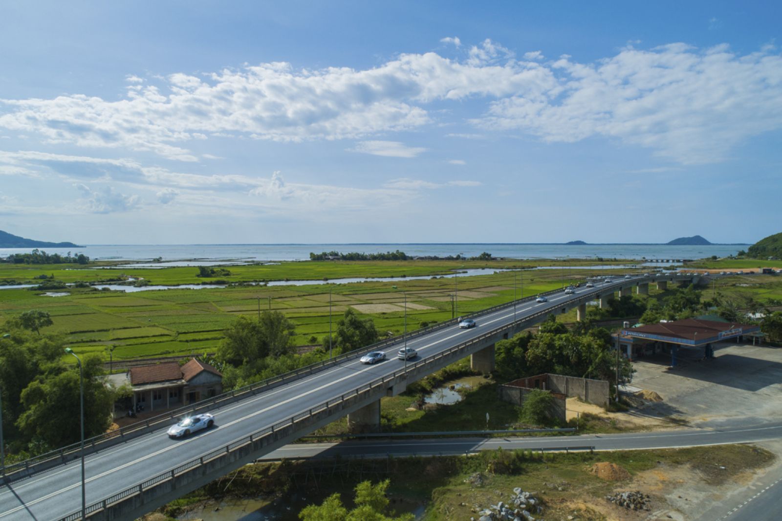 Đoàn xe rời Đà Nẵng và hướng tới Quảng Bình