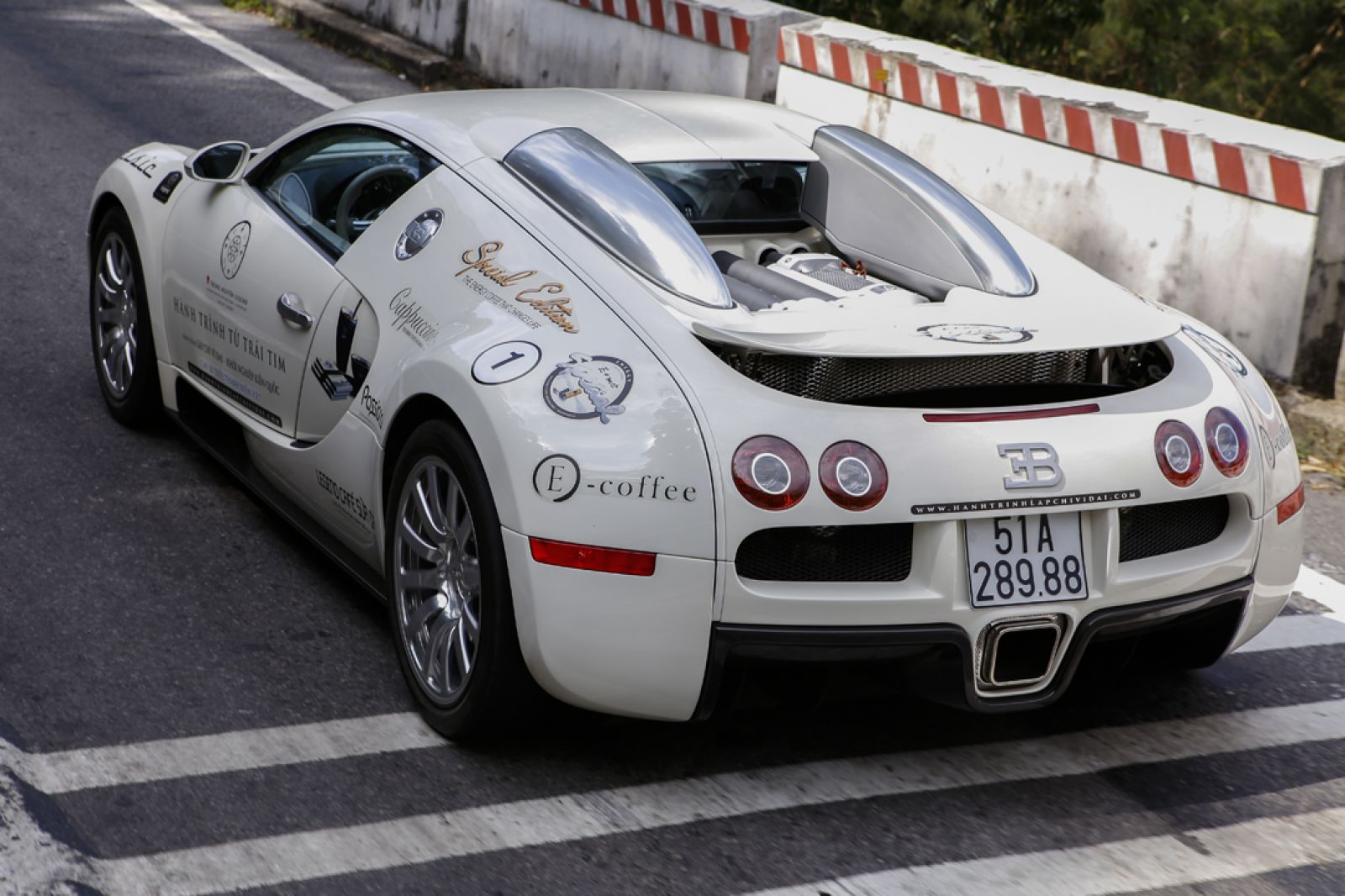 Siêu xe Bugatti Veyron "rón rén" đi qua gờ giảm tốc