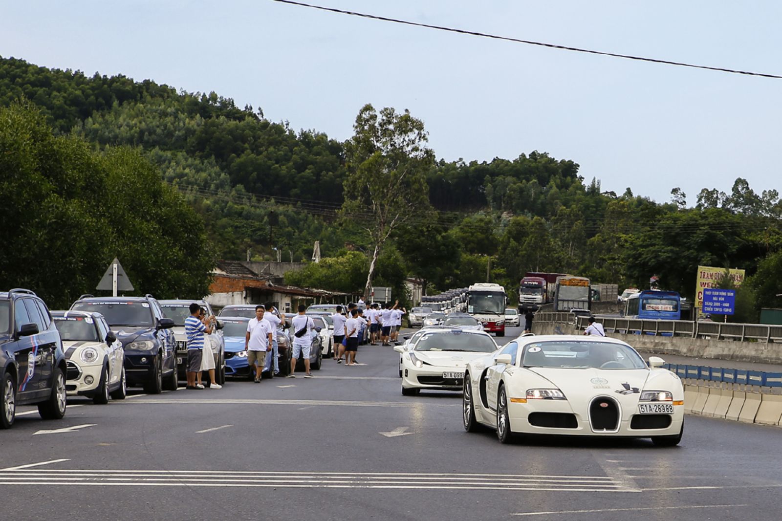 Đoàn xe bất ngờ gặp một đoàn xe gồm 30 chiếc BMW tham dự "Day Of Bimmers"
