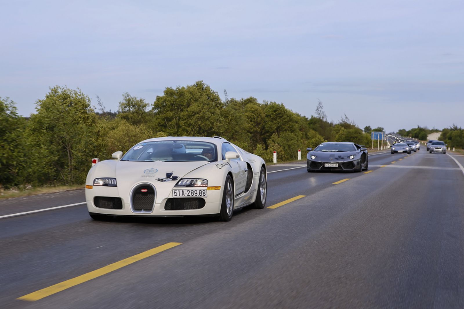Siêu xe triệu đô Bugatti Veyron vẫn dẫn đầu hành trình