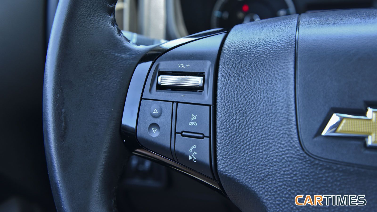 Nút điều khiển âm lượng, đàm thoại rảnh tay trên vô lăng xe Chevrolet Trailblazer 2018