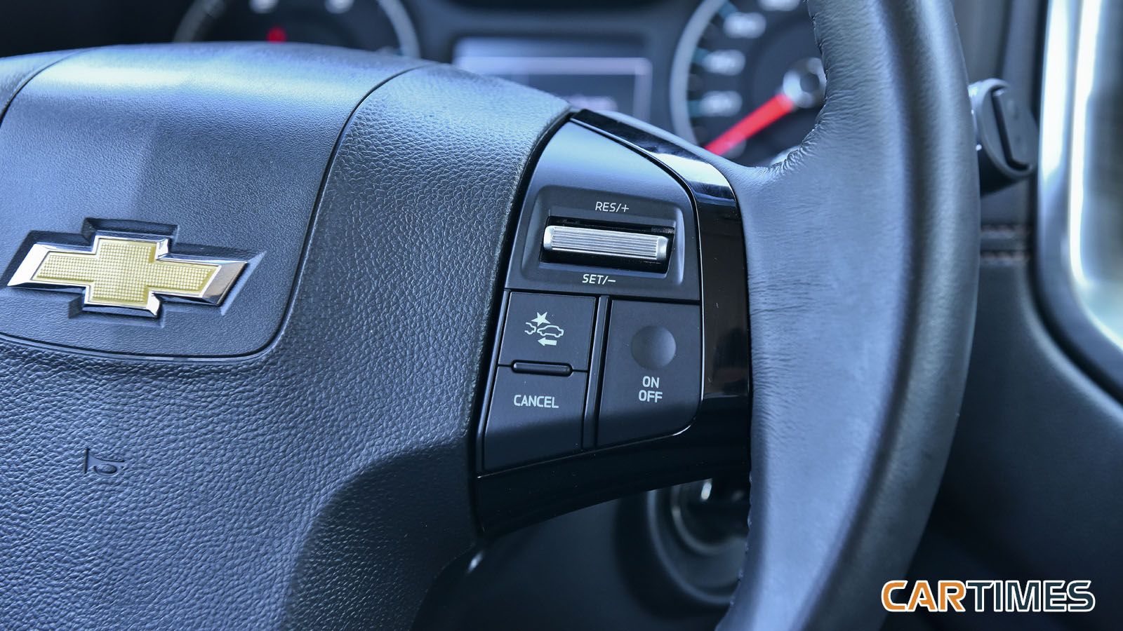 Nút điều khiển cảnh báo va chạm trước và kiểm soát hành trình trên xe Chevrolet Trailblazer 2018