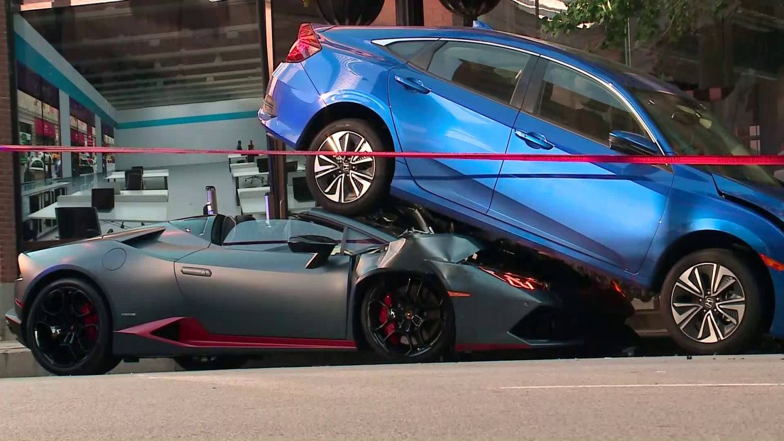 Siêu xe Lamborghini Huracan Spyder tan nát sau khi đâm vào đuôi xe  Honda Civic