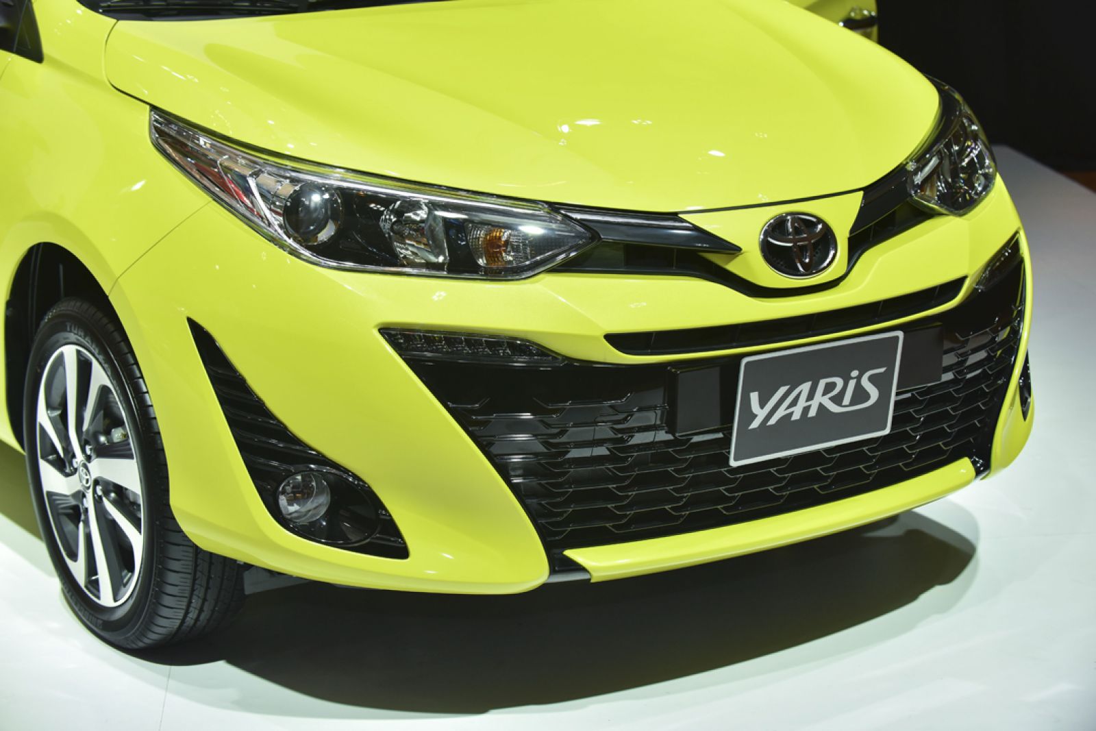 Phần cản trước của Toyota Yaris 2018 có dạng lưới