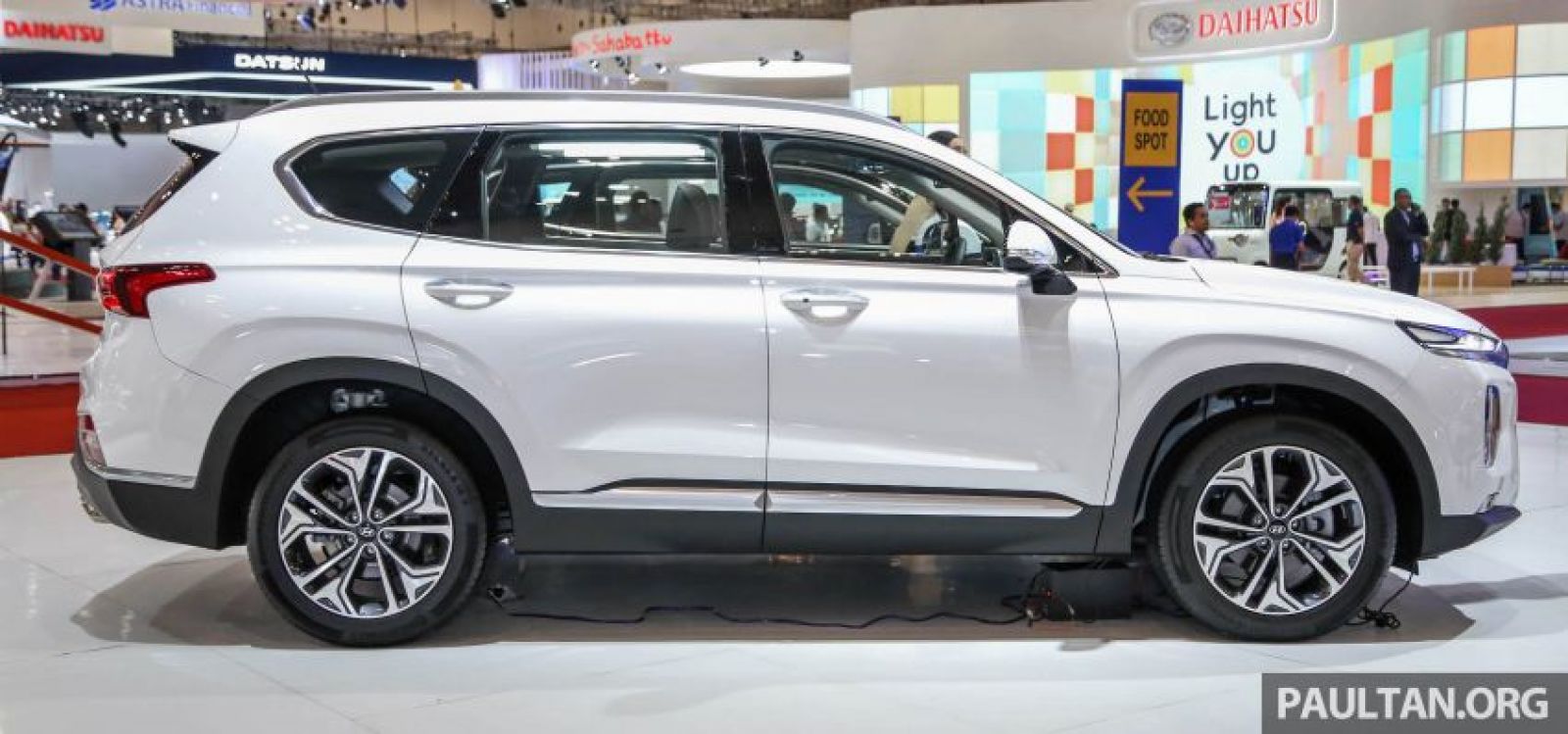 Thiết kế phía bên hông xe Hyundai SantaFe 2019