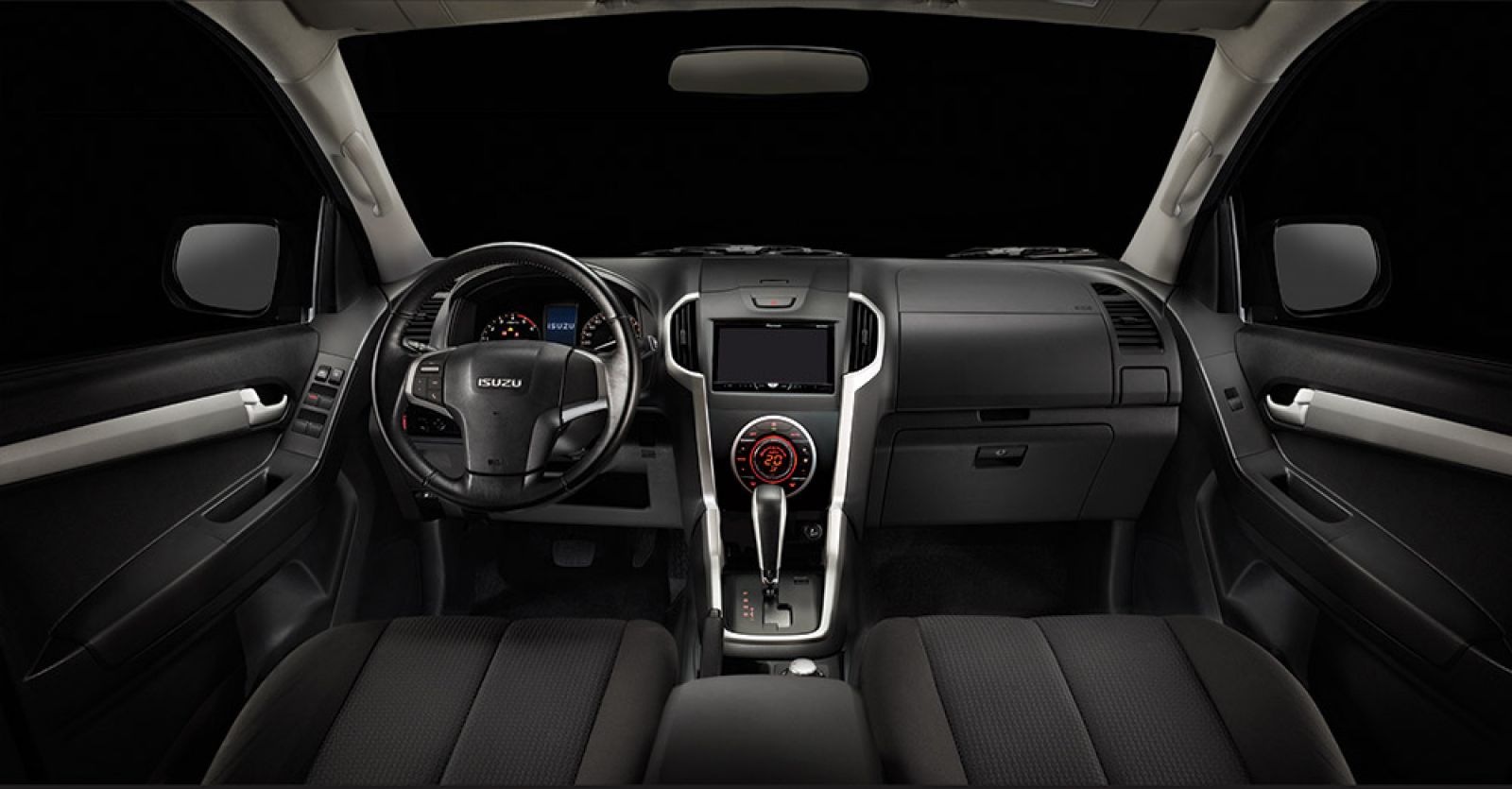Nội thất của Isuzu D-Max có phần khiêm tốn hơn so với các đối thủ cùng phân khúc