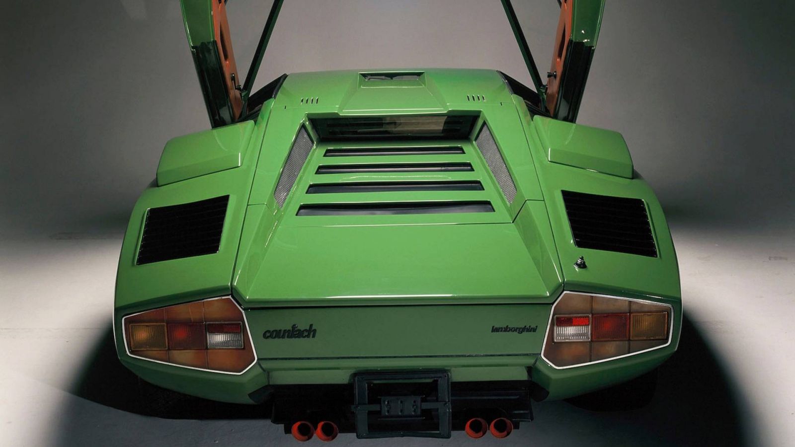Thiết kế phía sau xe Lamborghini Countach