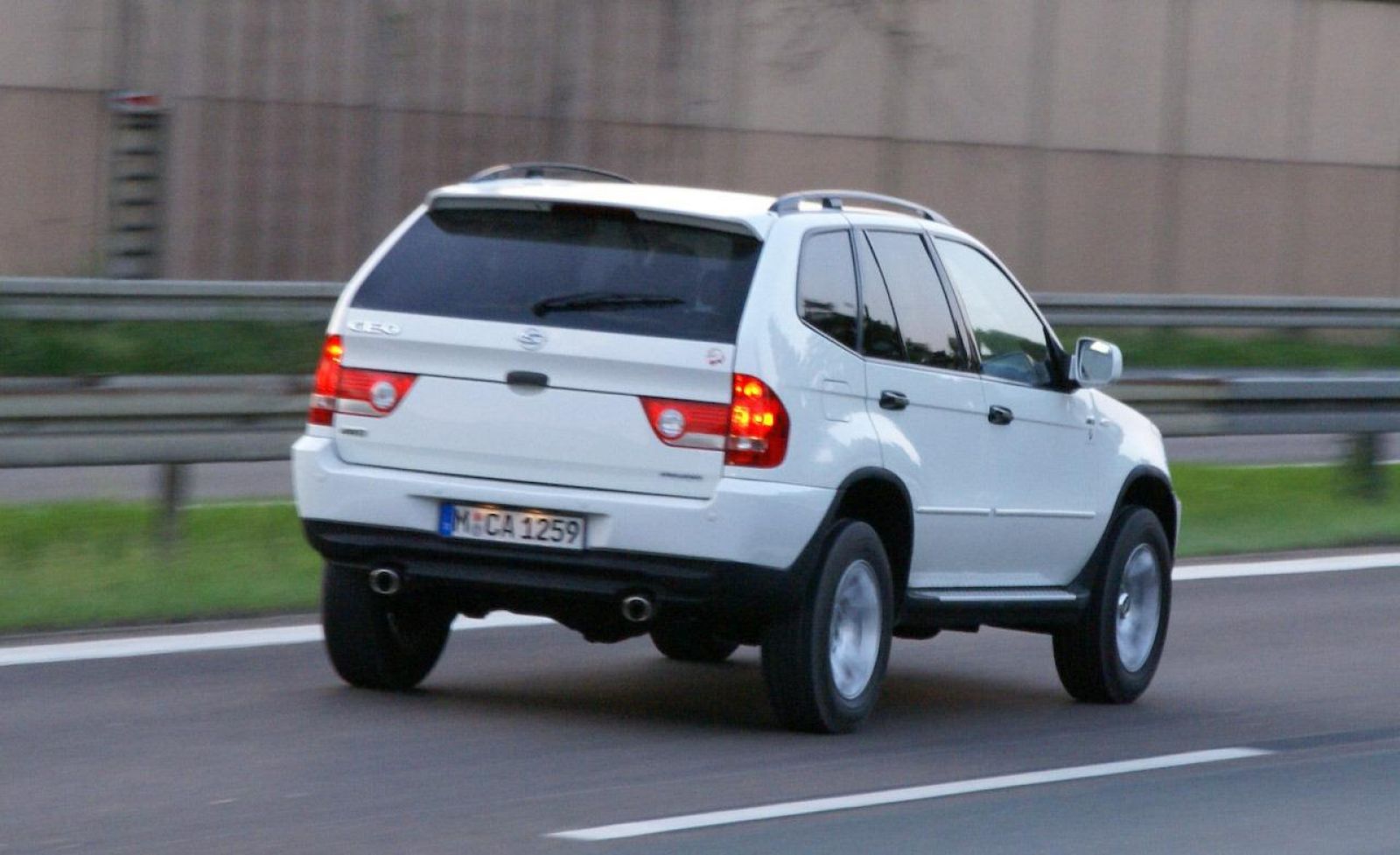 Xe Shuanghuan CEO có ngoại hình không khác gì BMW X5