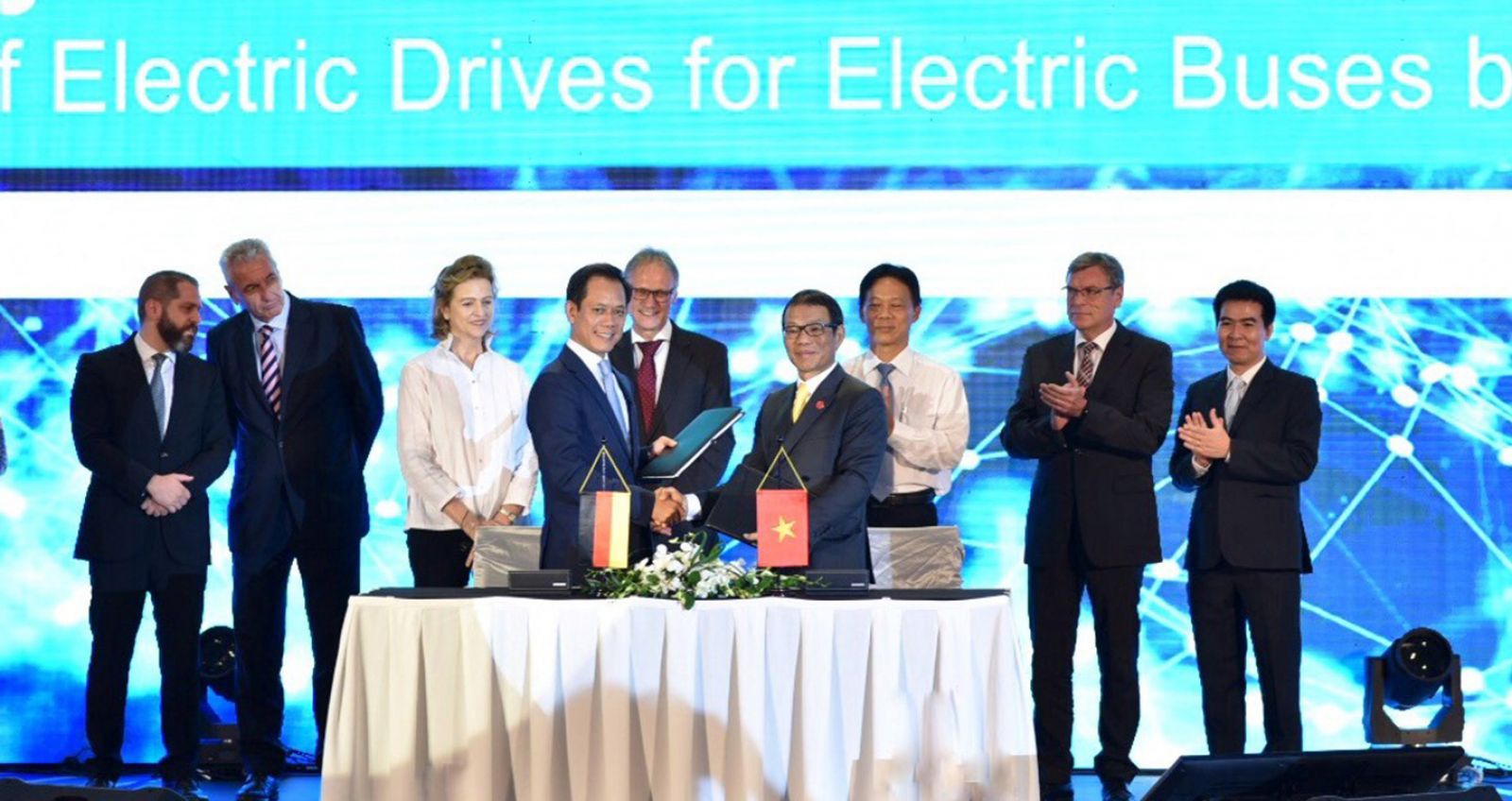 VinFast bắt tay với Siemens để sản xuất xe buýt điện