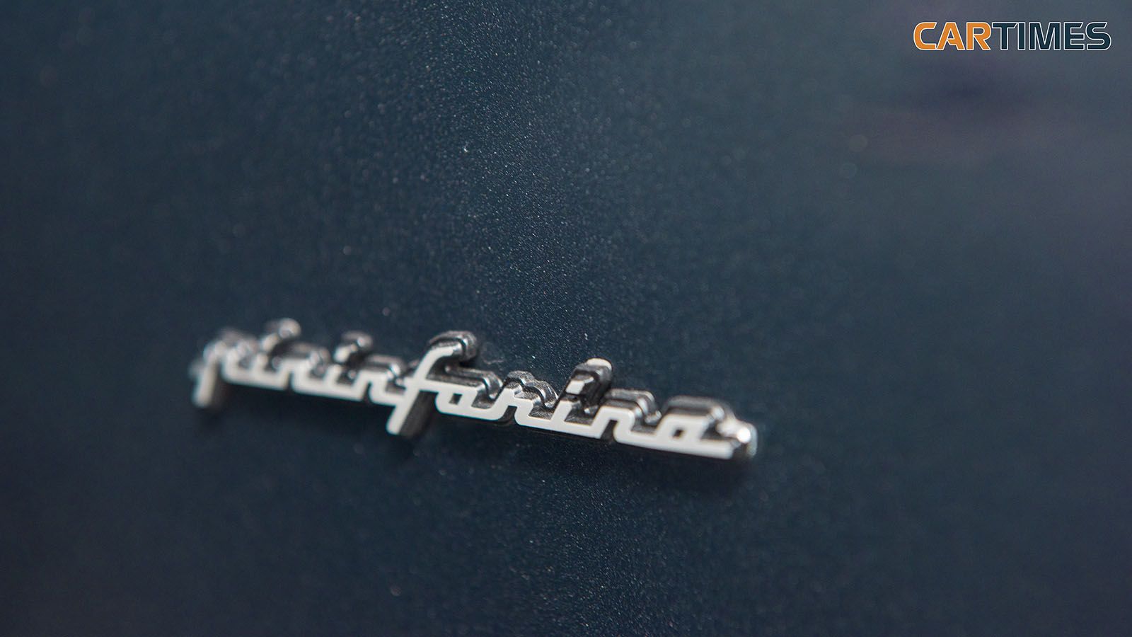 Logo Pininfarina dọc thân xe