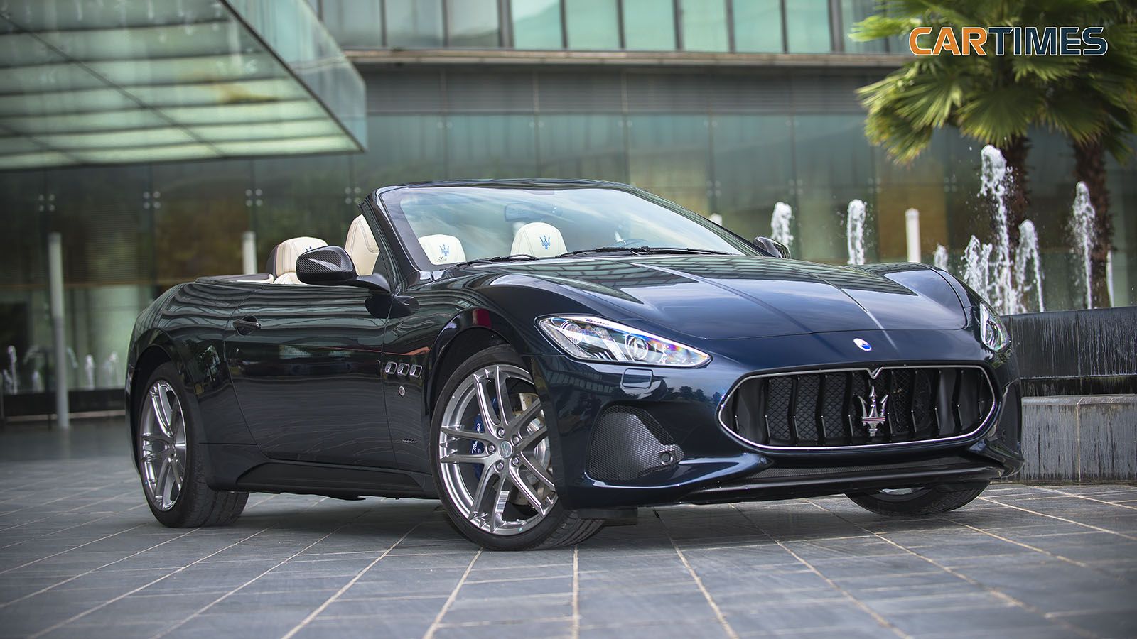 Mẫu xe thể thao Maserati Gran GranCabrio 2018 Sport tới từ Ý có giá lên tới 17 tỷ đồng