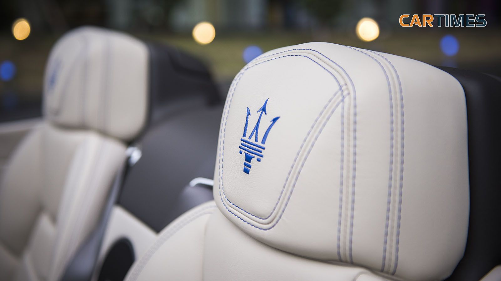 Logo đinh ba được thêu trên ghế xe Maserati Gran GranCabrio 2018 Sport