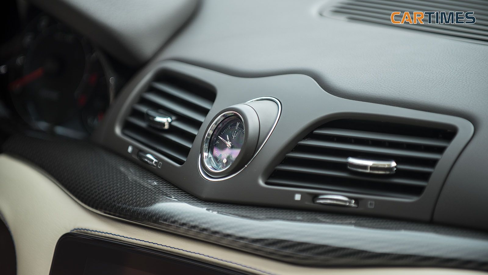 Trên xe Maserati Gran GranCabrio 2018 Sport có một đồng hồ cơ đặc biệt