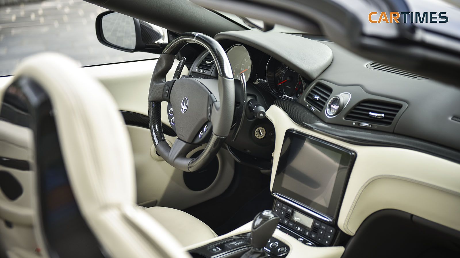 Cận cảnh vô lăng và màn hình giải trí trên xe Maserati Gran GranCabrio 2018 Sport