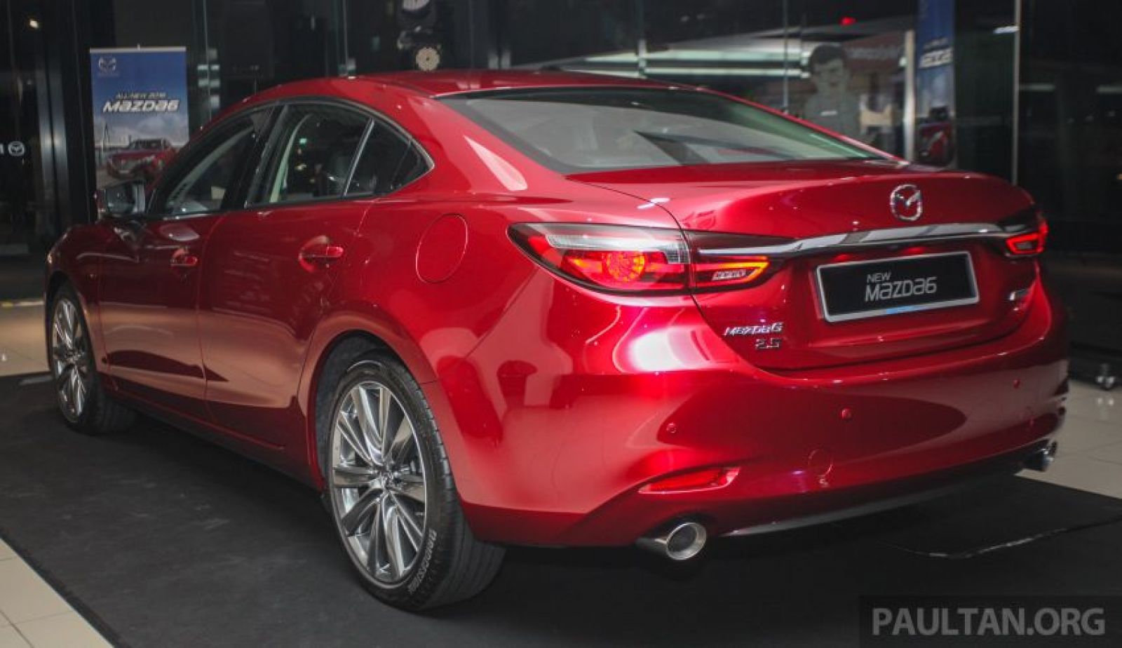 Thiết kế phía sau xe không thay đổi so với phiên bản Mazda6 2017